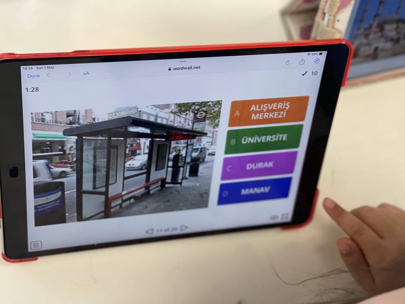Çocuk tablette Türkçe yazım çalışması yapıyor